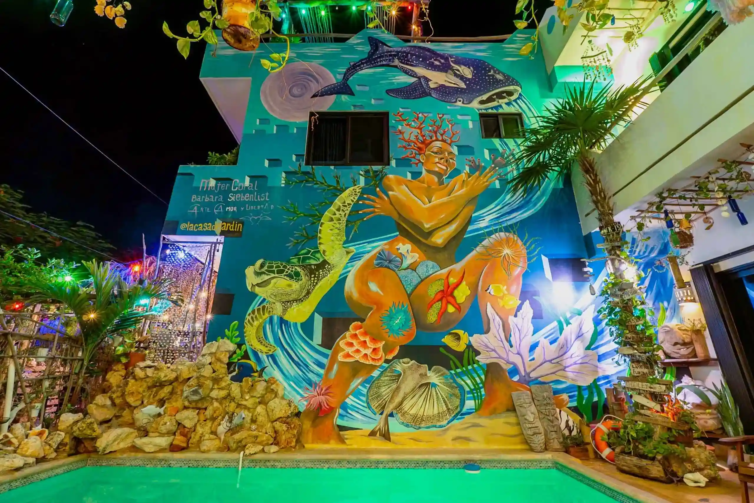 La Casa de Jardín mural with sea turtles and tropical flora